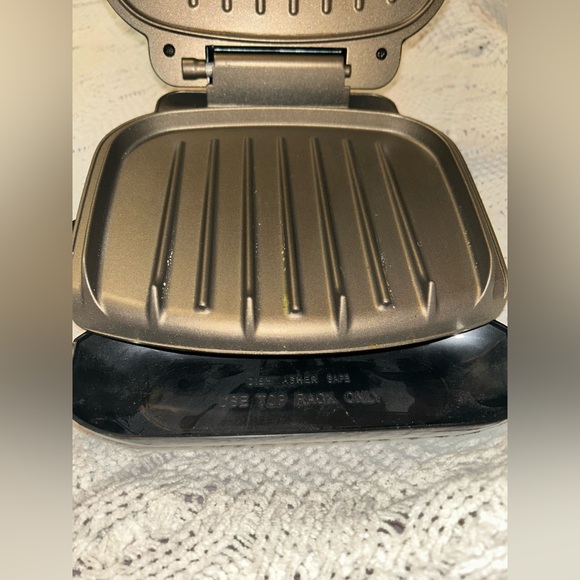 George Foreman Grilling Machine 2 Serving Grill w/Drip Tray - Picture 6 of 9